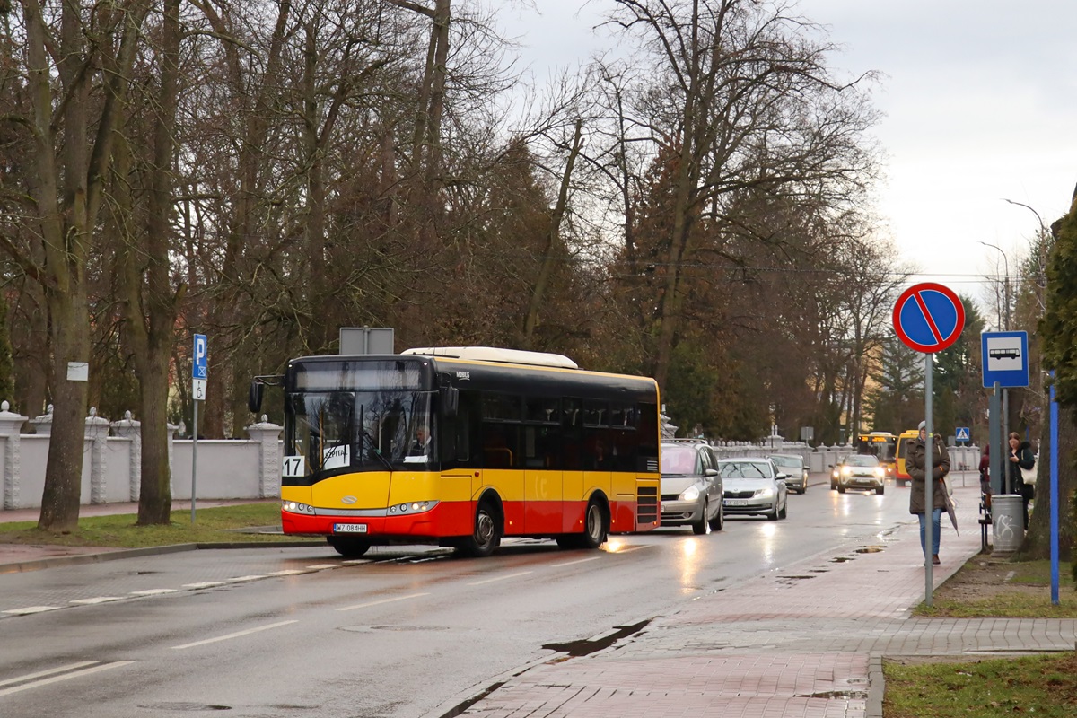 WZ 084HH [ex. 9235]
Solaris zatrzymuje siÄ na przystanku âGrodzisk Maz. RadoĹska WKD 02â jako kurs linii numer 17: OtrÄbusy WKD (14:40)-Grodzisk Maz. Szpital (15:30). 

