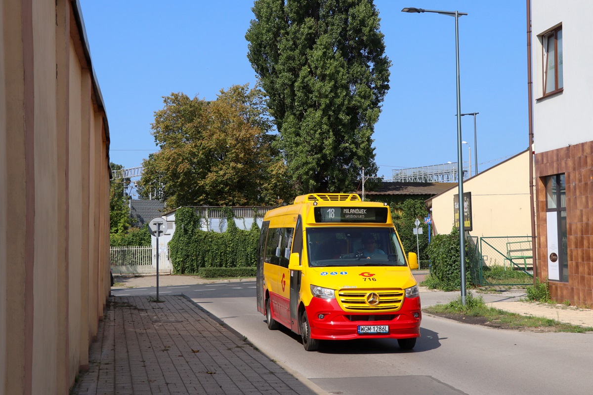 716
Sprinter jedzie jako kurs linii numer 18: Grodzisk Maz. Dw. PKP (13:55)-MilanĂłwek GrudĂłw WKD (14:29). 
