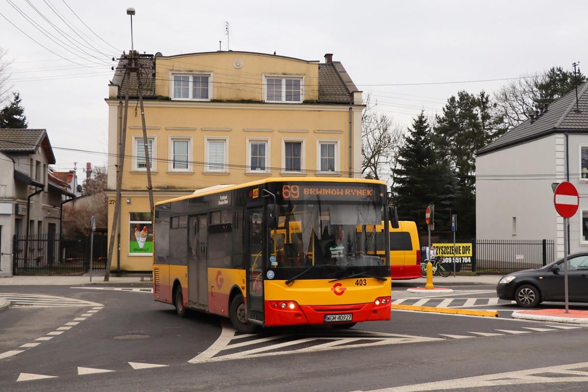 403 (22030)
ZAZ wyruszyĹ z przystanku âBrwinĂłw Rynek 01â jako kurs linii numer 69: BrwinĂłw Rynek (11:50)-Czubin (12:08)-BrwinĂłw Rynek (12:29). Za nim na wspomnianym wyĹźej przystanku widoczny jest Mercedes-Benz 516 CDI / Mercus MB Sprinter City #207 w oczekiwaniu na wykonanie kursu linii numer 23: BrwinĂłw Rynek (12:00)-Grodzisk Maz. Dw. PKP (12:56). 

