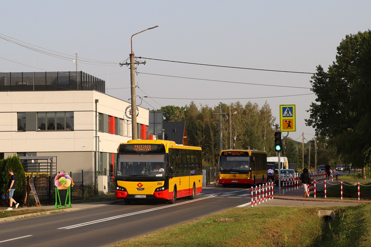 255
TytuĹowa Citea i Amoplant Ambassador ALE-120 #254 jadÄ jako kurs linii numer 54: SzczÄsne SzkoĹa (17:05)-Grodzisk Maz. Dw. PKP (17:19).
