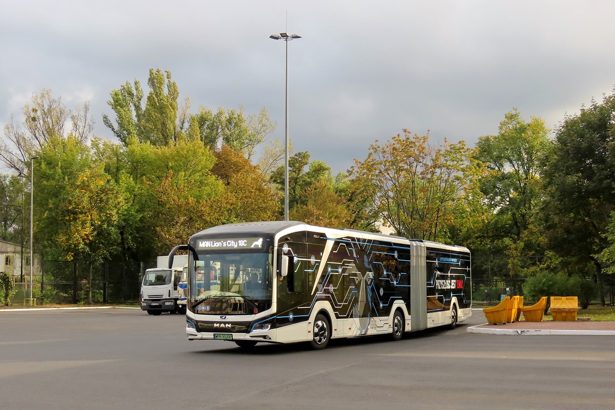 WPR 9020P
MAN manewruje po zajezdni po zakoĹczonej wystawie z okazji Dni Transportu Publicznego 2022 w ktĂłrej braĹ udziaĹ.
Sam wĂłz ma dopiero przejĹÄ testy w MZA, pĂłki co byĹ tylko obecny na wystawie z okazji DTP. 
Słowa kluczowe: DTP2022