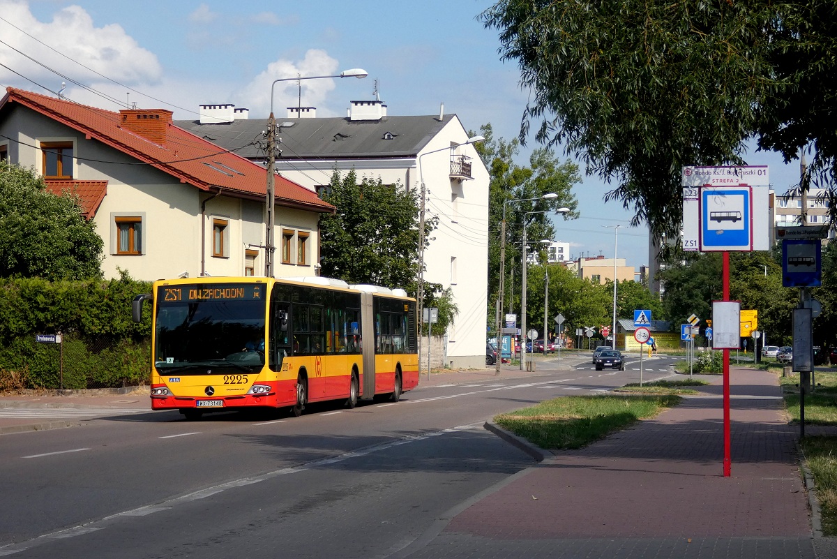 2225
Mercedes jedzie w obsĹudze kursu linii ZS1 w relacji PruszkĂłw Os. Staszica (15:50)-Warszawa Dw. Zachodni (16:23). 

