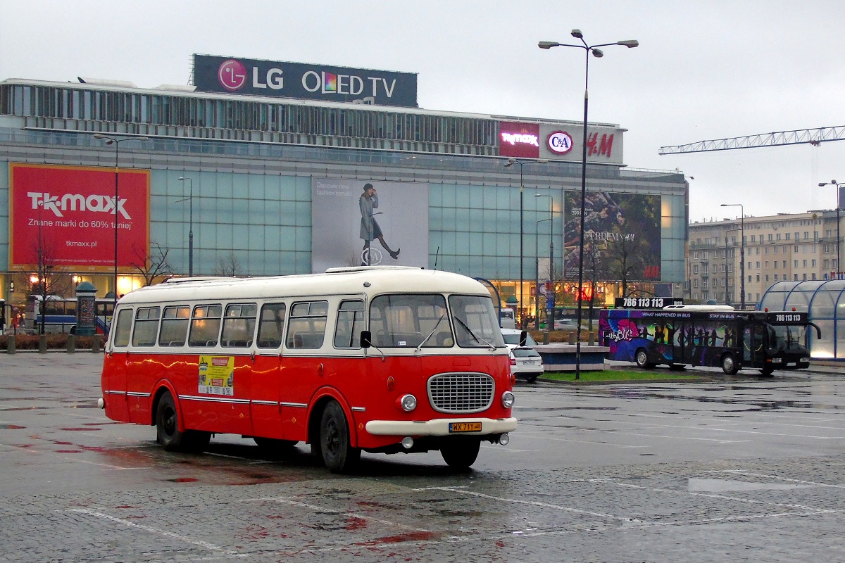 WX 71Y
Jelcz 043 #WX 71Y naleĹźÄcy do firmy "WPT 1313" i w tle Neoplan N4016 #G1 PARTY stojÄ na parkingu przed PKiN. 
Słowa kluczowe: J043