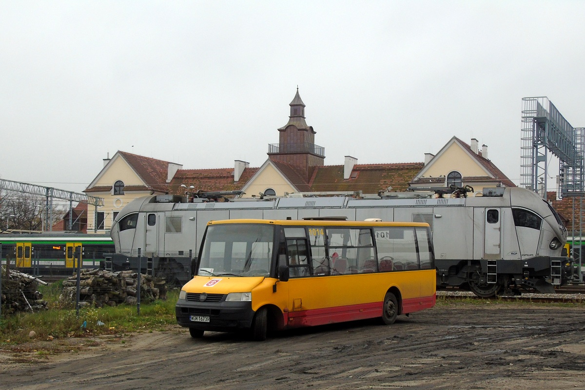 70013
ProCity zakoĹczyĹo obsĹugÄ kursu linii numer 14 w relacji Grodzisk Maz. Traugutta KĹadka (7:35)-Grodzisk Maz. Traugutta KĹadka (7:59) p. Natolin Logistyczna (7:42) i oczekuje by podstawiÄ siÄ na pobliski przystanek w celu obsĹugi kursu linii numer 14 w relacji Grodzisk Maz. Traugutta KĹadka (8:35)-Grodzisk Maz. Traugutta KĹadka (8:59) p. Natolin Logistyczna (8:42). Za ProCity widoczna jest 111Ed-003, oczekujÄca na zatrudnienie. 
