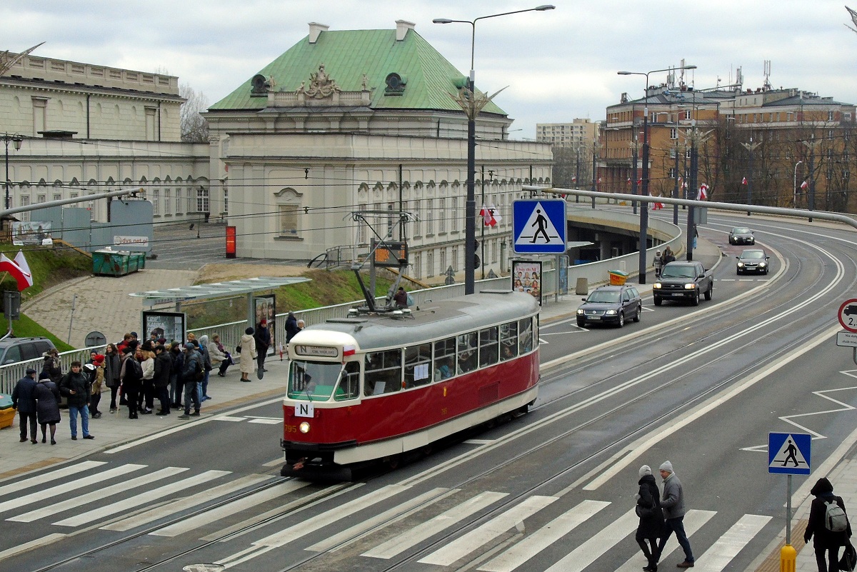 795
ParĂłwka jedzie w obsĹudze kursu linii specjalnej N, uruchomionej z okazji ĹwiÄta niepodlegĹoĹci w relacji Czynszowa (12:03)-Cmentarz Wolski (12:31). 
Słowa kluczowe: Konstal13N