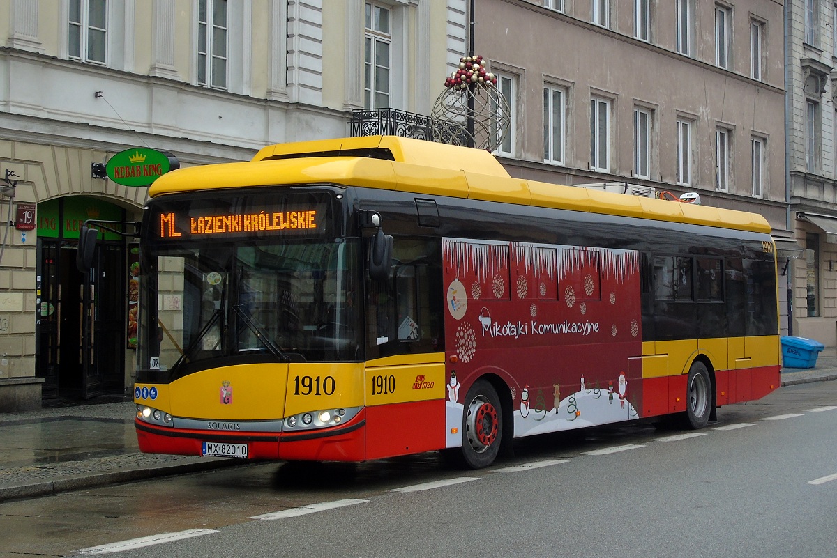 1910
Solaris stoi na przystanku "Foksal 01" w obsĹudze opĂłĹşnionego o ok. 10 minut kursu specjalnej linii ML, uruchomionej z okazji MikoĹajek w relacji Konwiktorska (12:10)-Ĺazienki KrĂłlewskie (12:31). 
