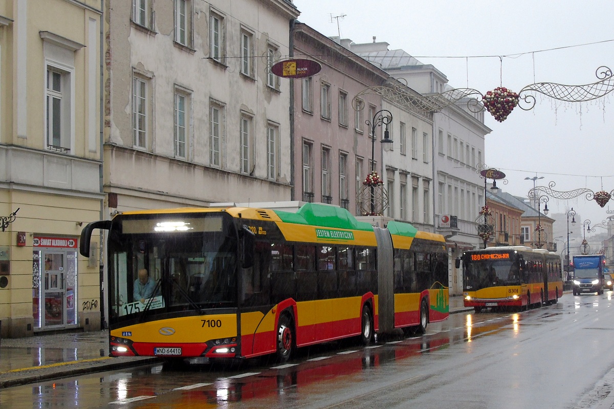 7100
Solaris stoi na przystanku "Foksal 02" w obsĹudze kursu linii numer 175 w relacji Lotnisko Chopina-Przyloty (9:15)-Plac PiĹsudskiego (9:54). Za nim stoi Solaris Solaris Urbino 18 #8301 w obsĹudze kursu linii numer 180 w relacji WilanĂłw (9:18)-ChomiczĂłwka (10:23). 
