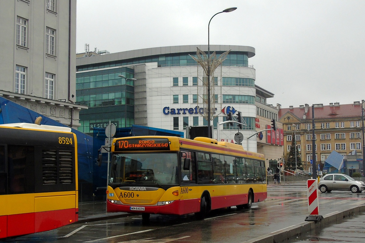 A600
Scania stoi na przystanku "Dw. WileĹski 02" w obsĹudze kursu linii numer 170 w relacji PKP Zacisze Wilno (11:27)-Rondo StarzyĹskiego (11:52). 
