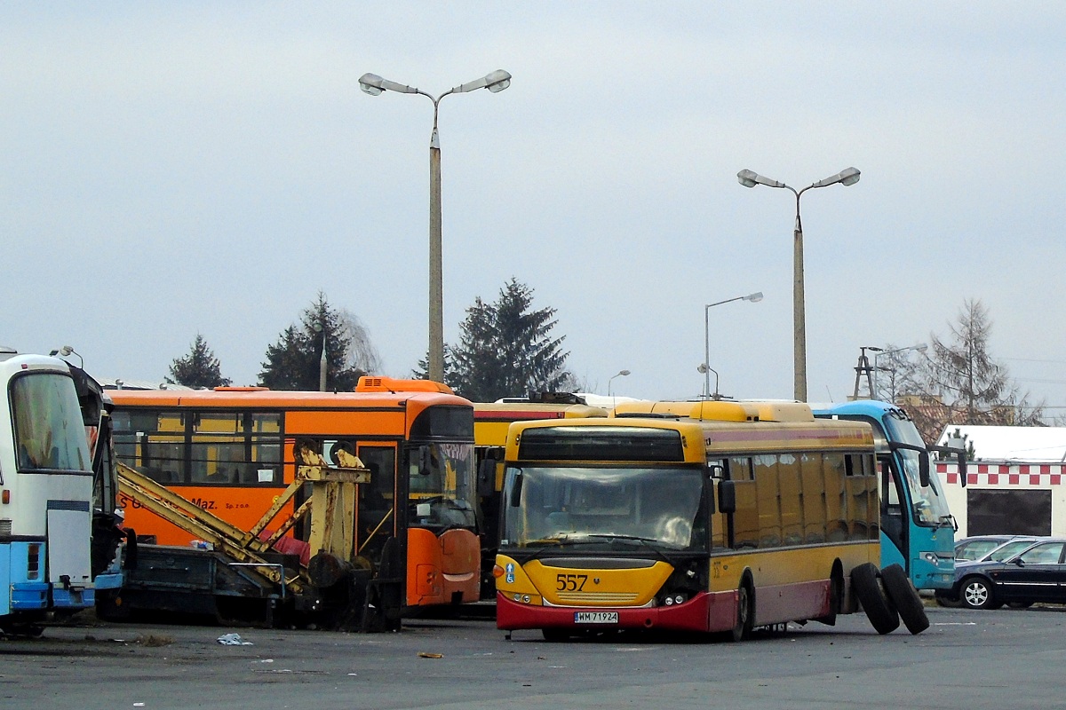 80257
Scania (ex. A557) stoi jako magazyn czÄĹci zamiennych na terenie grodziskiej bazy PKS Grodzisk. Obok niej widoczny takĹźe jako dawca czÄĹci Jelcz 120M #40132. Najdalej w tle z kolei widaÄ Berkhofa Axiala ASD 120 #50016. 
