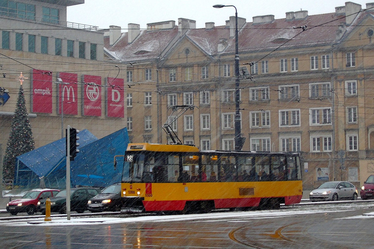 1300
StopiÄtka stoi w obsĹudze kursu linii numer 28 w relacji Dw. Wschodni-Kijowska (14:51)-Os. GĂłrczewska (15:42). 
