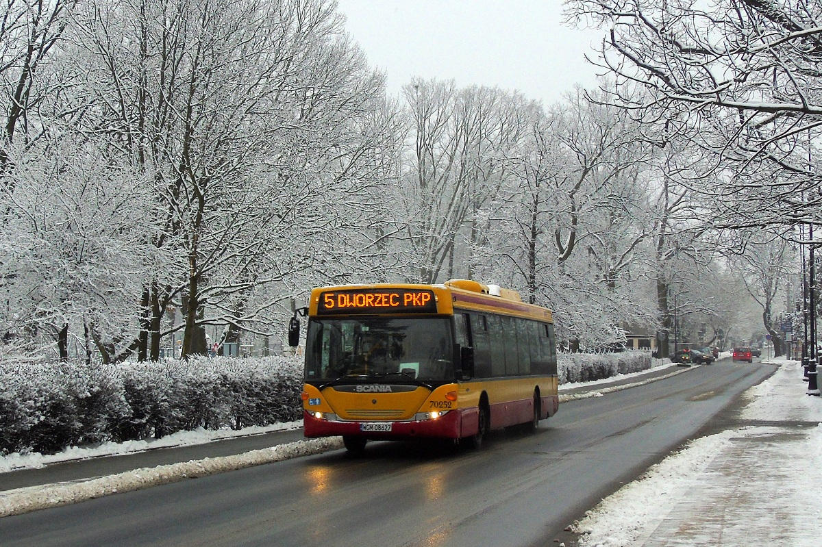 70252
Scania (ex. A552) jedzie w obsĹudze kursu "5839" linii numer 5 w relacji Kozery Nowe PÄtla (8:15)-Grodzisk Maz. Dw. PKP (8:43). 
