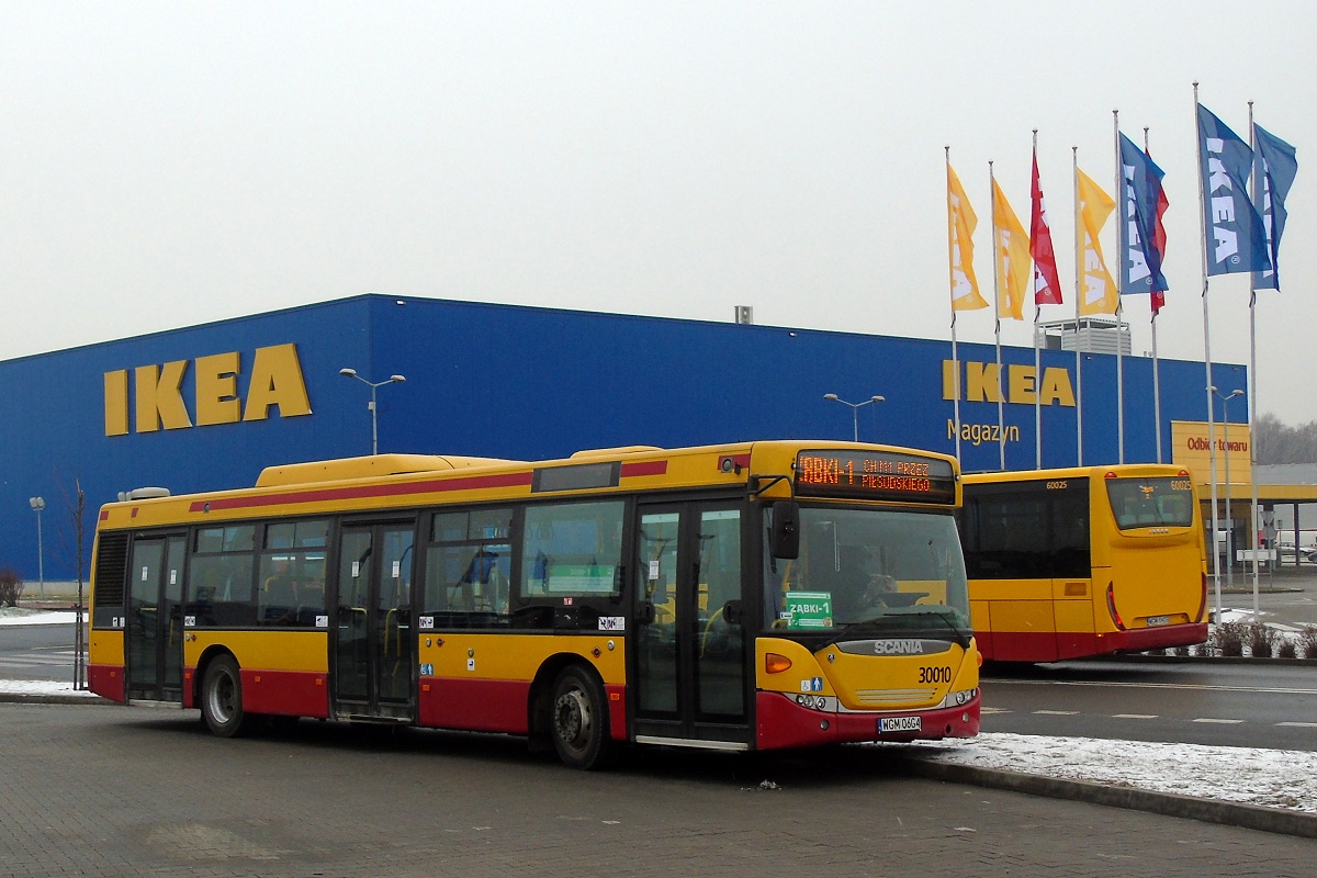 30010
Scania (ex. A610) zakoĹczyĹa obsĹugÄ kursu linii Z1 w relacji CH Marki (8:20)-CH Marki (9:18) p. ZÄbki Cmentarz (8:49). NastÄpnie pojedzie w obsĹudze kursu linii Z1 w relacji CH Marki (9:35)-CH Marki (10:33) p. ZÄbki Cmentarz (10:04). Obok widoczny jest Iveco Crossway 10.8 LE #50002 (60025) ktĂłry rozpoczÄĹ obsĹugÄ kursu linii Z2 w relacji CH Marki (9:25)-CH Marki (10:37) p. Warszawa RembertĂłw Ratusz (9:59). 
Słowa kluczowe: DziwadĹo