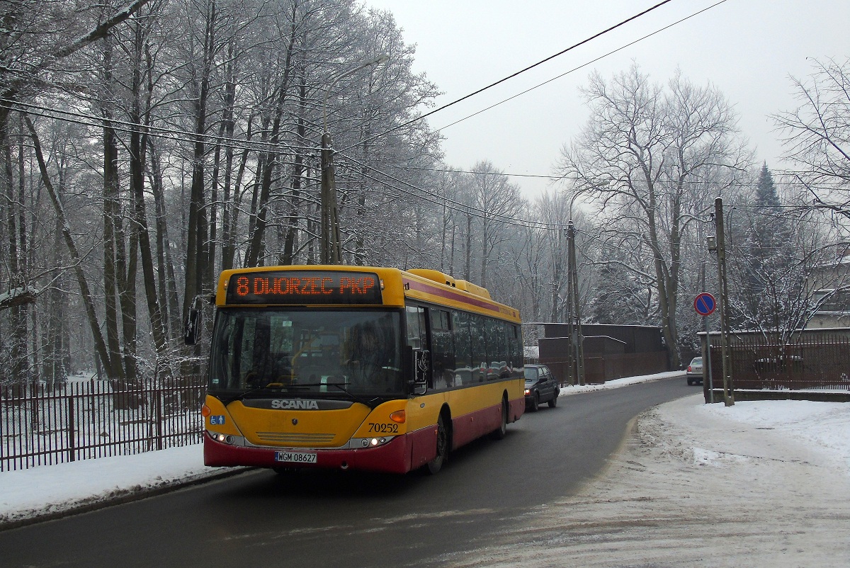 70252
Scania (ex. A552) jedzie w obsłudze kursu "5295" linii numer 8 w relacji Makówka (11:00)-Grodzisk Maz. Dw. PKP (11:40). 
