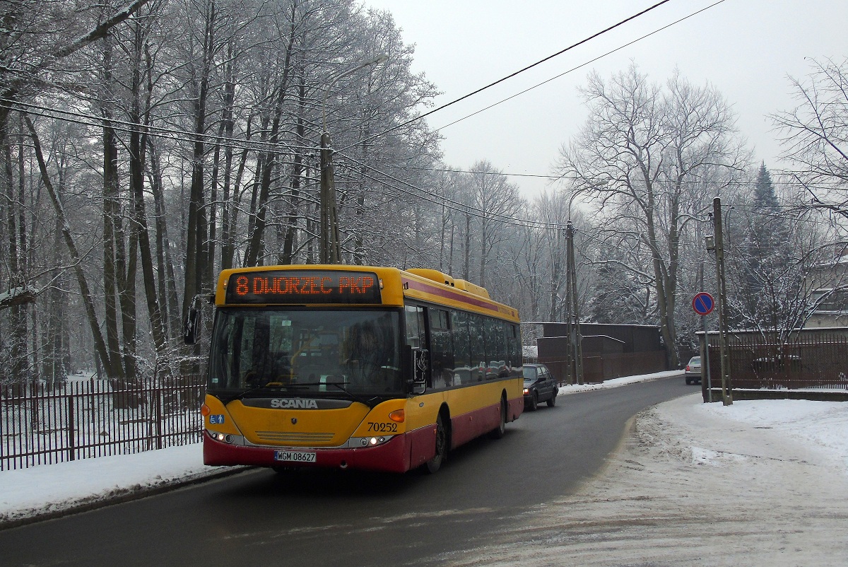 70252
Scania (ex. A552) jedzie w obsĹudze kursu "5295" linii numer 8 w relacji MakĂłwka (11:00)-Grodzisk Maz. Dw. PKP (11:40). 
