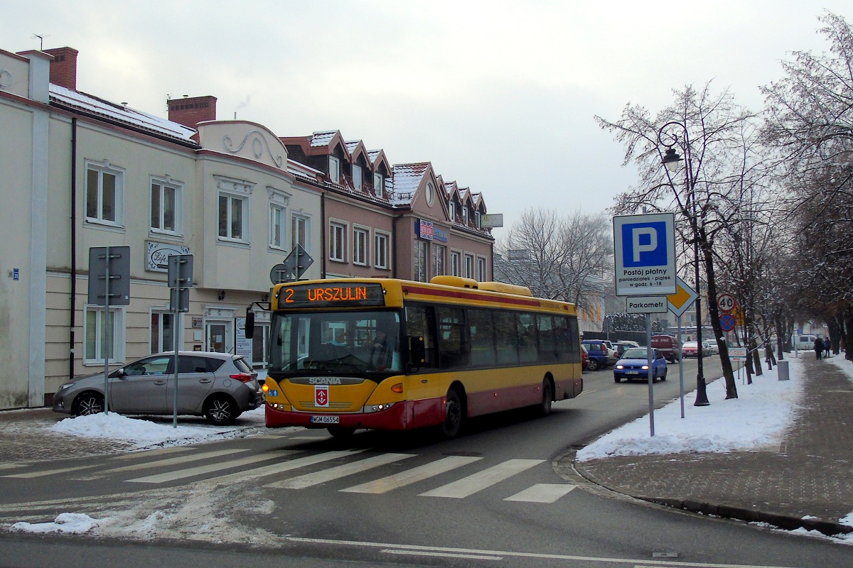 70241
Scania (ex. A541) zaraz skrÄci w ul. KoĹciuszki jadÄc w obsĹudze kursu "5124" linii numer 2 w relacji Grodzisk Maz. Dw. PKP (14:35)-Urszulin PÄtla (15:04). 
W dniu dzisiejszym ogĹoszono przetarg na obsĹugÄ komunikacji miejskiej w Grodzisku od 01.04.2019 r. do 31.03.2020 r. Z racji doĹÄ krĂłtkiego okresu czasu jakim objÄto to zlecenie, zrezygnowano z wiÄkszych wymagaĹ (przetarg zakĹada obsĹugÄ linii miejskich przez 17 autobusĂłw - 4 MAXI, 9 MIDI, 4 MINI plus 2 rezerwowe MAXI, normy spalin minimum EURO III, klimatyzacjÄ ma posiadaÄ minimum 50 % taboru przeznaczonego do obsĹugi KM Grodzisk - wymagania sÄ niĹźsze od choÄby zeszĹorocznego na obsĹugÄ linii darmowych BK i BM - tam wymagano m.in. pojazdĂłw wyprodukowanych nie pĂłĹşniej niĹź w 2007 r., normy spalin - EURO IV, rozbudowany system informacji pasaĹźerskiej poprzez wyĹwietlanie nazw przystankĂłw jak i ich gĹosowe zapowiedzi, zakaz wykonywania zadania z wykorzystaniem pojazdĂłw marki "SAM"). Tak krĂłtki okres na wykonywanie usĹug (dotychczas byĹy to umowy 6-letnie) ma zwiÄzek z rewolucjÄ komunikacyjnÄ jaka ma nastÄpiÄ w Grodzisku w 2020 r. - majÄ wtedy byÄ uruchomione nowe linie, zwiÄkszona ma byÄ czÄstotliwoĹÄ kursowania, na liniach majÄ pojawiÄ siÄ pierwsze autobusy elektryczne (docelowo ma ich byÄ 4). 
