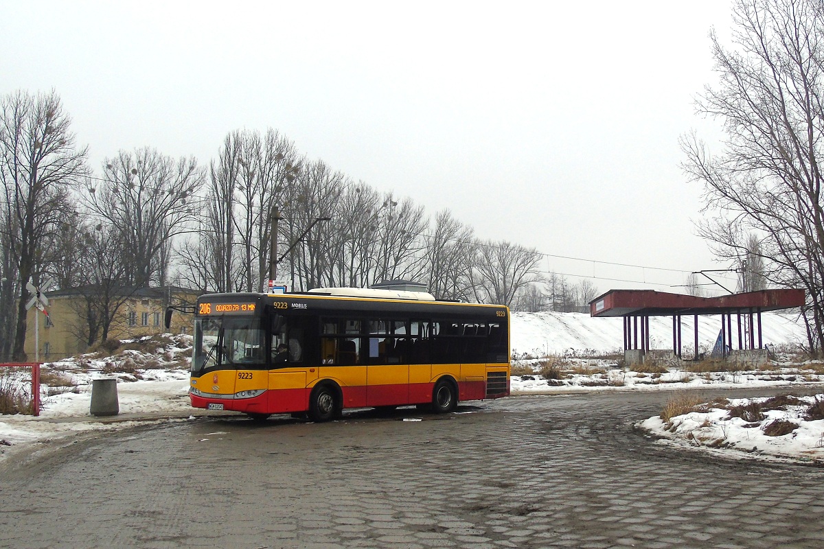 9223
Solaris stoi na pÄtli Odolany po zakoĹczeniu obsĹugi kursu linii numer 206 w relacji Nowe WĹochy (10:53)-Odolany (11:02). NastÄpnie pojedzie w obsĹudze kursu linii numer 206 w relacji Odolany (11:20)-Nowe WĹochy (11:29). 
