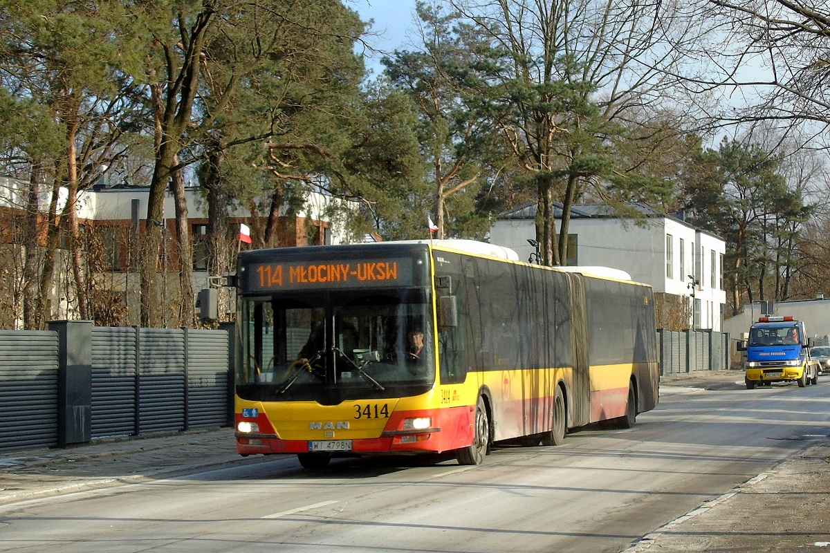 3414
MAN jedzie w obsĹudze kursu linii numer 114 w relacji BrĂłdno Podgrodzie (13:38)-MĹociny UKSW (14:32). 
