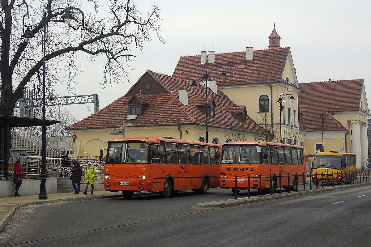 50650 
HadziewiÄtka #50650 zakoĹczyĹa obsĹugÄ kursu "20" linii podmiejskiej w relacji MszczonĂłw Rynek (13:50)-Grodzisk Maz. Dw. PKP (14:23). NastÄpnie pojedzie w obsĹudze kursu "19" linii podmiejskiej w relacji Grodzisk Maz. Dw. PKP (14:30)-MszczonĂłw Rynek (15:03). Obok stoi H9 #40135 ktĂłra zakoĹczyĹa obsĹugÄ kursu "86" linii podmiejskiej w relacji BoĹźa Wola SzkoĹa (13:20)-Grodzisk Maz. Dw. PKP (13:50). NastÄpnie pojedzie w obsĹudze kursu "3003" linii podmiejskiej w relacji Grodzisk Maz. Dw. PKP (14:30)-Kaski PaĹac (15:10). Za niÄ stoi Solina #90106 ktĂłra zakoĹczyĹa obsĹugÄ kursu "5589" linii numer 11 w relacji MakĂłwka (13:53)-Grodzisk Maz. Dw. PKP (14:27). NastÄpnie pojedzie w obsĹudze kursu "5590" linii numer 11 w relacji Grodzisk Maz. Dw. PKP (15:15)-Grodzisk Maz. Dw. PKP (16:04) p. MakĂłwkÄ (15:45). 
