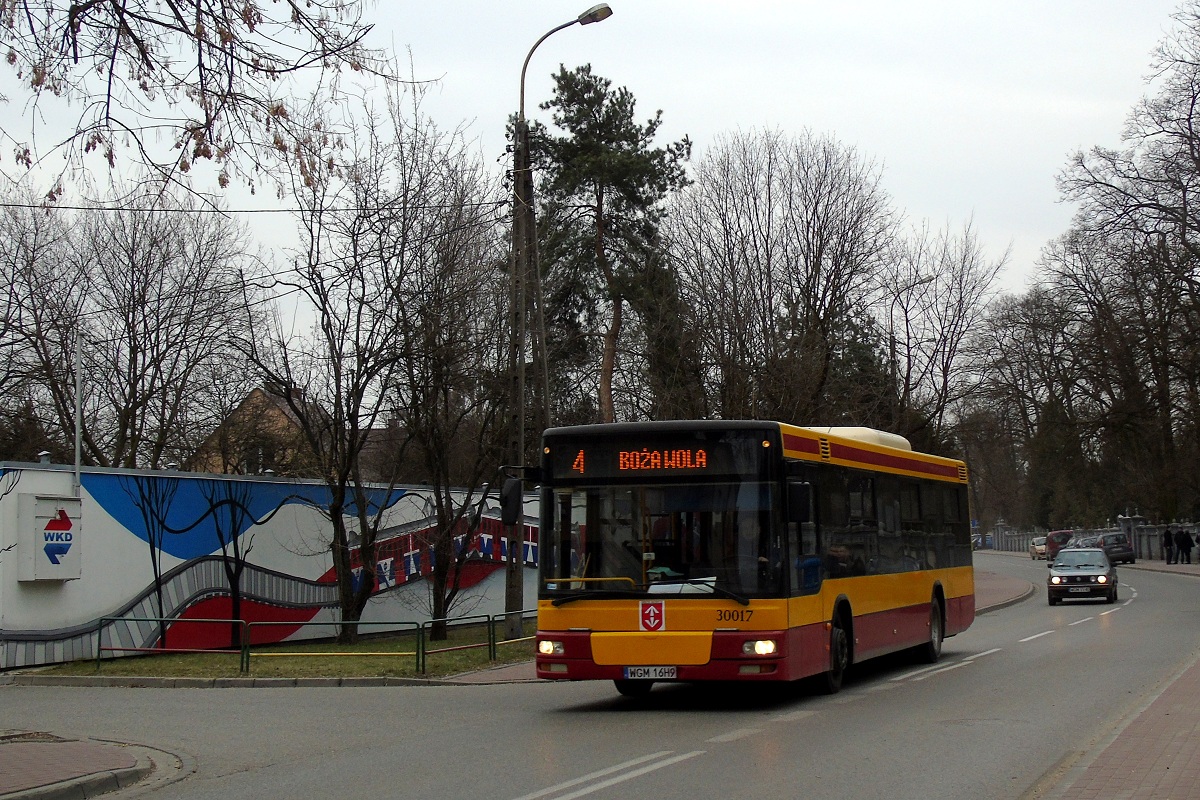 30017
SAM jedzie w obsĹudze kursu linii numer 4 w relacji Radonie PÄtla (14:15)-BoĹźa Wola (15:06). Obok widoczny jest mural poĹwiÄcony kolejce WKD, ktĂłrej to stacja znajduje siÄ w pobliĹźu. W Ĺladzie ulicy po ktĂłrej jedzie powyĹźszy SAM, do 1966 r. takĹźe istniaĹa linia kolejki WKD, prowadzÄca do dworca PKP. Na terenie Grodziska byĹ to typowo miejski tramwaj majÄcy przystanki co kilkaset metrĂłw. 
