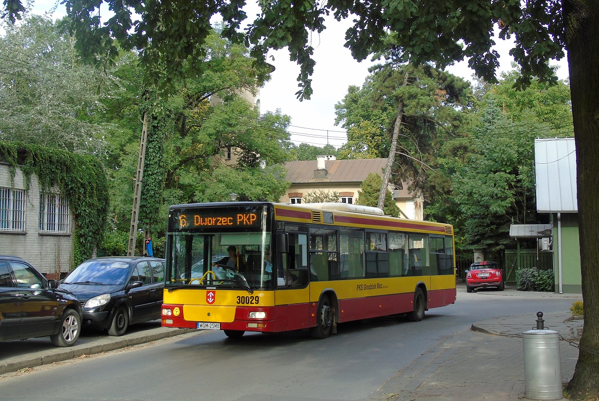 30029
SAM jedzie w obsĹudze kursu "5206" linii numer 6 w relacji OjrzanĂłw (15:05)-Grodzisk Maz. Dw. PKP (15:34). W tle pierwszy grodziski dworzec kolejowy z 1846 r. 
