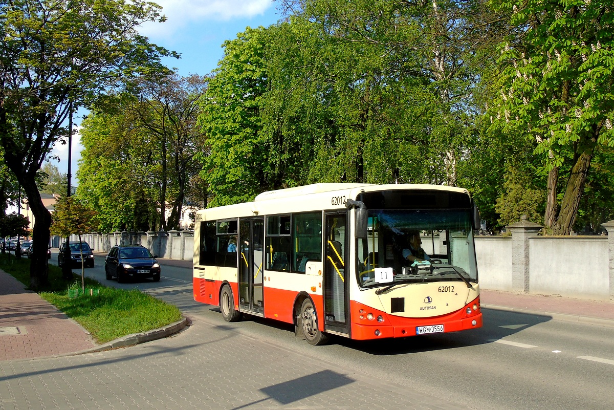 40001 (62012)
SanCity jedzie w obsĹudze kursu "5653" linii numer 11 w relacji Grodzisk Maz. Dw. PKP (16:54)-Grodzisk Maz. Dw. PKP (17:43) p. MakĂłwkÄ (17:24). 
Słowa kluczowe: DziwadĹo