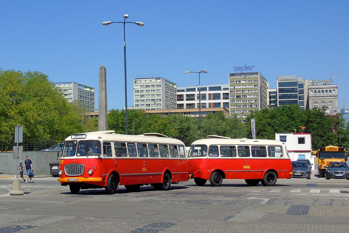 341+608
OgĂłrek wraz z przyczepÄ wjeĹźdĹźa na Plac Defilad gdzie bÄdzie wystawiony z okazji MiÄdzynarodowego Zlotu Zabytkowych AutobusĂłw. 
Słowa kluczowe: NM2017 272MEX