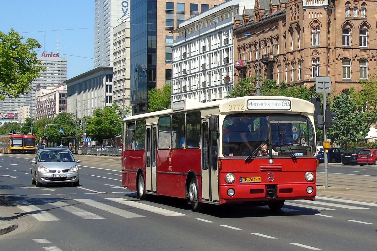 3772
Mercedes jedzie w paradzie autobusĂłw po ulicach Warszawy w ramach MiÄdzynarodowego Zlotu Zabytkowych AutobusĂłw 2017. 
Słowa kluczowe: NM2017