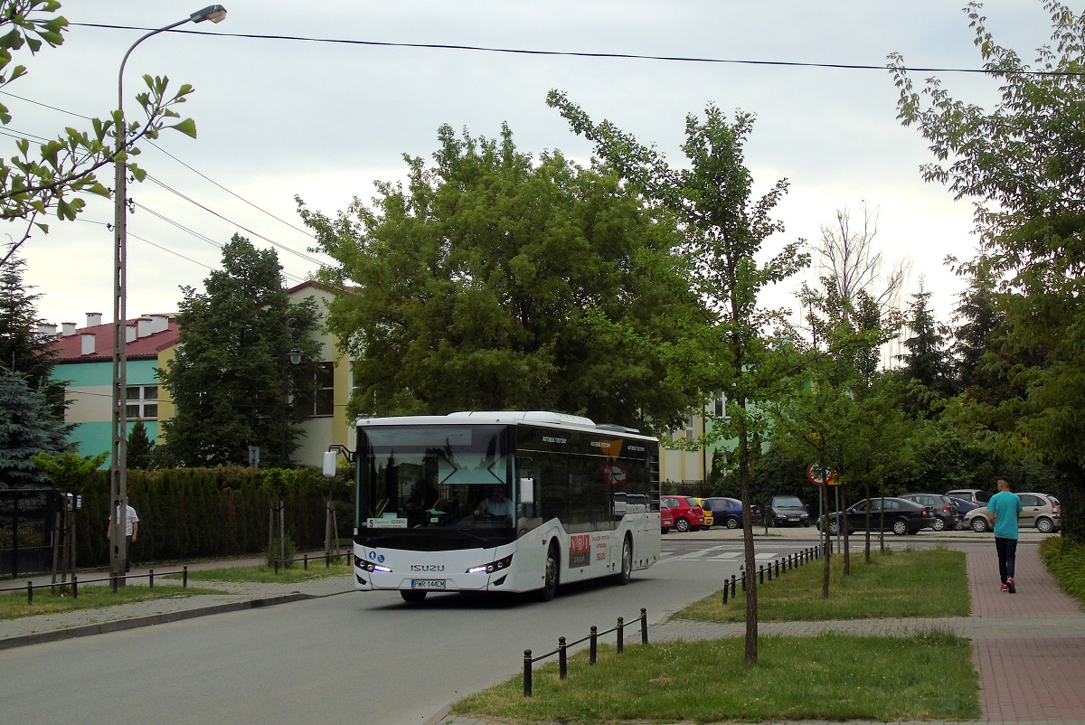 41121
Isuzu bÄdÄcy na testach w PKS Grodzisk, jedzie w obsĹudze kursu "5872" linii numer 5 w relacji Grodzisk Maz. Dw. PKP (18:05)-Kozery Nowe PÄtla (18:34). 

