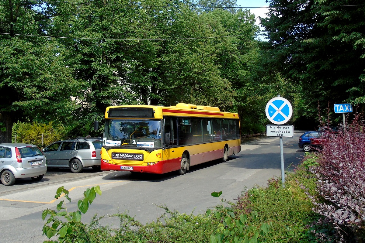 70215
Scania (ex. A515) oczekuje by obsĹuĹźyÄ kurs "A249" linii WKD ZA12 w relacji Podkowa LeĹna GĹĂłwna (14:52)-MilanĂłwek GrudĂłw (15:02). 
Słowa kluczowe: zawkd