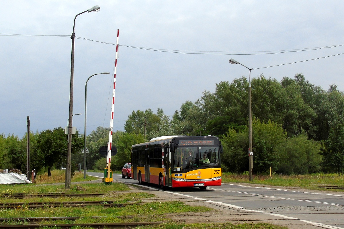 757
Solaris jedzie w obsĹudze kursu linii numer 701 w relacji Ĺomianki Zachodnia (10:47)-Warszawa Metro MĹociny (11:16). 
