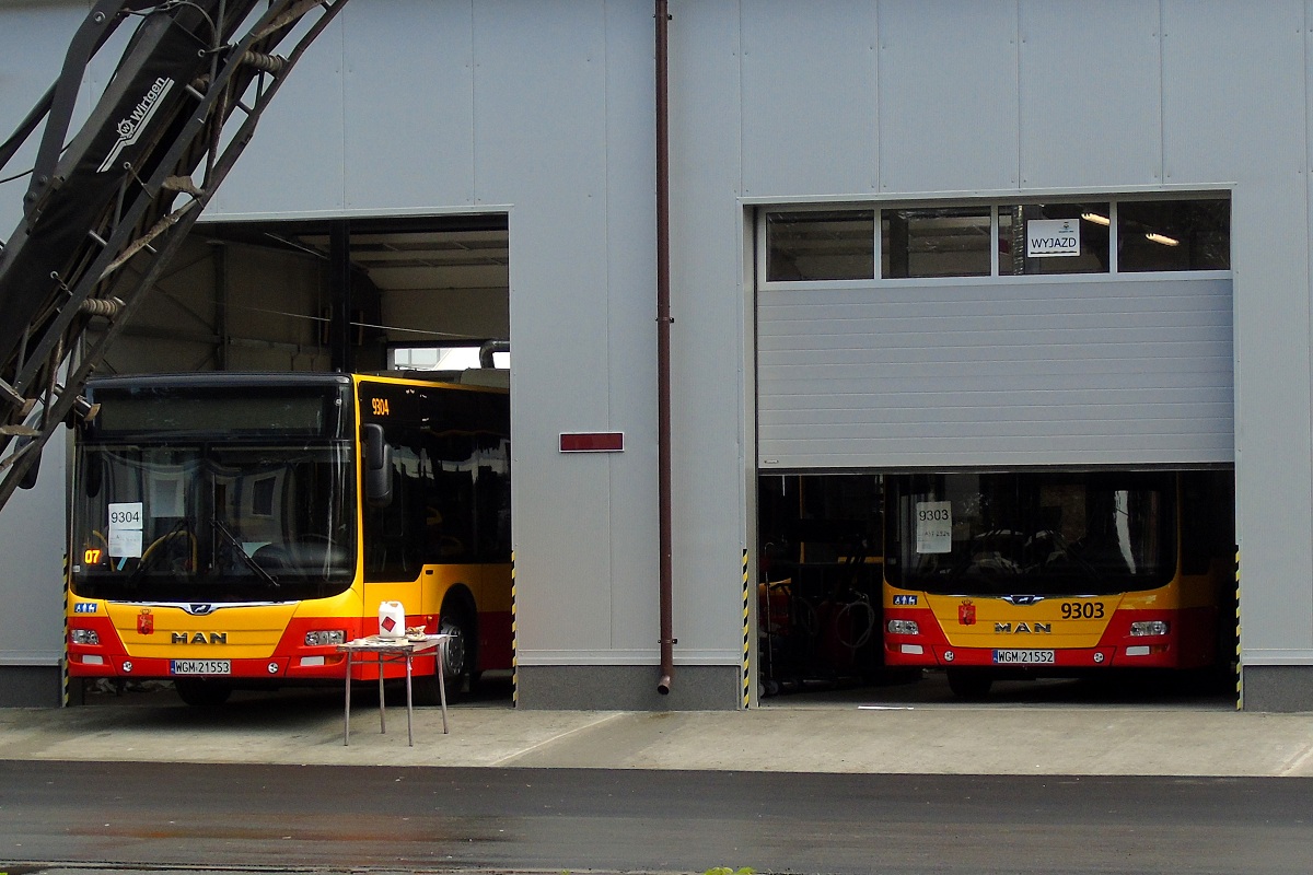 9304
MAN-y (9304 i 9303) stojÄ w hali podczas odbiorĂłw przez PKS na terenie zajezdni przy ul. Klementowickiej. 
