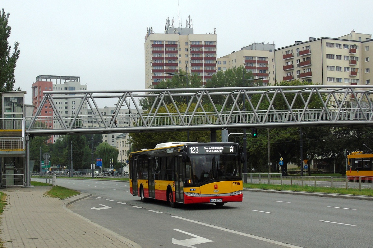 9356
Solaris jedzie w obsĹudze kursu linii numer 123 w relacji Dw. Wschodni-Lubelska (9:18)-Dw. Wschodni-Kijowska (10:03). 
