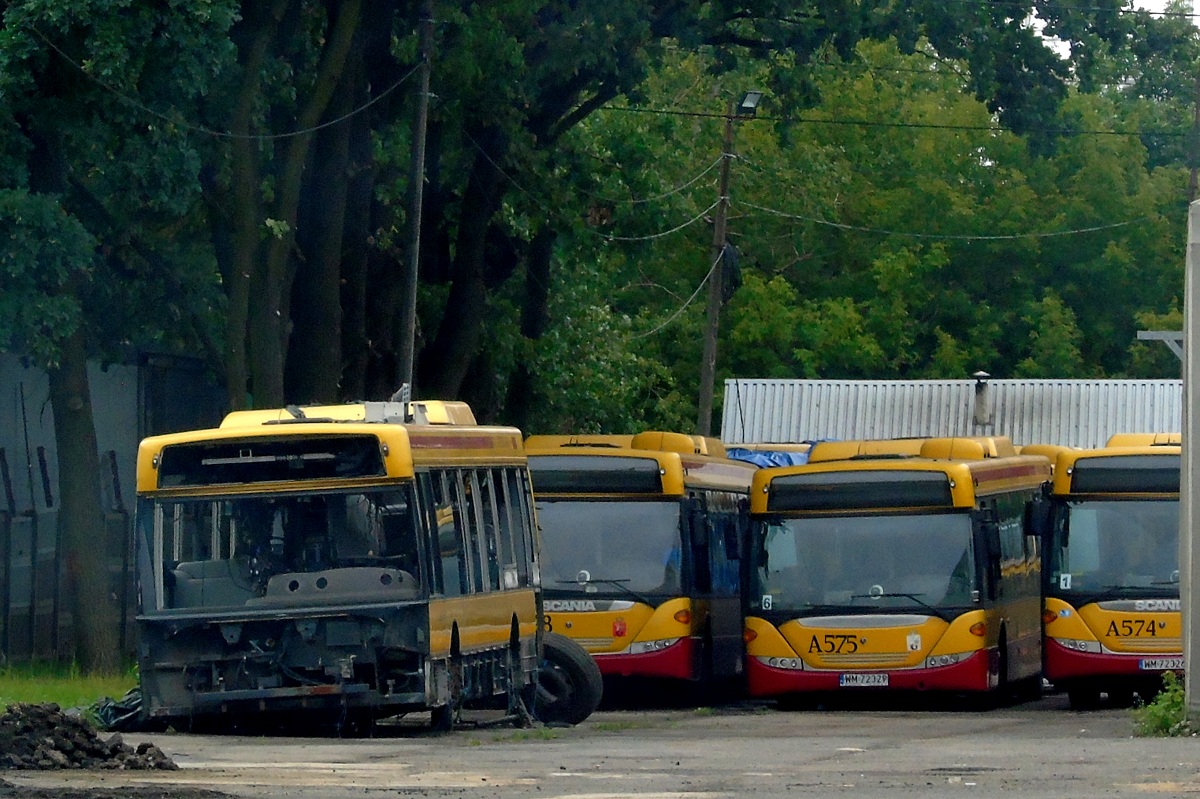 A525
Scania stoi na terenie warszawskiej zajezdni PKS Grodzisk sĹuĹźÄc jako magazyn czÄĹci zamiennych. Za niÄ widoczne sÄ Scanie o numerach: A598, A575, A574. 
