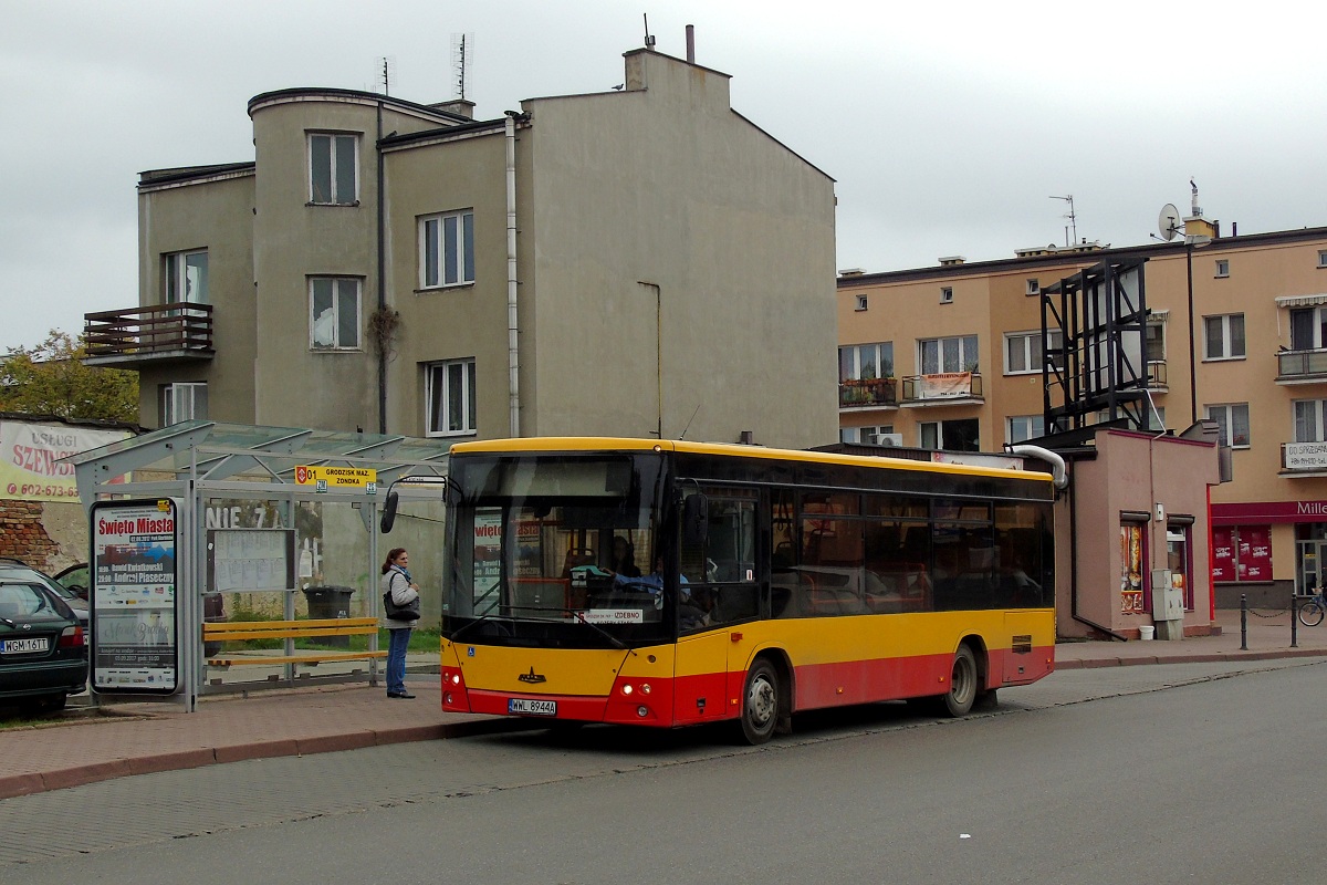 60012
MAZ stoi na przystanku "Grodzisk Zondka 01" w obsĹudze kursu "5856" linii numer 5 w relacji Grodzisk Maz. Dw. PKP (16:48)-Izdebno PÄtla (17:29). 
Słowa kluczowe: DziwadĹo