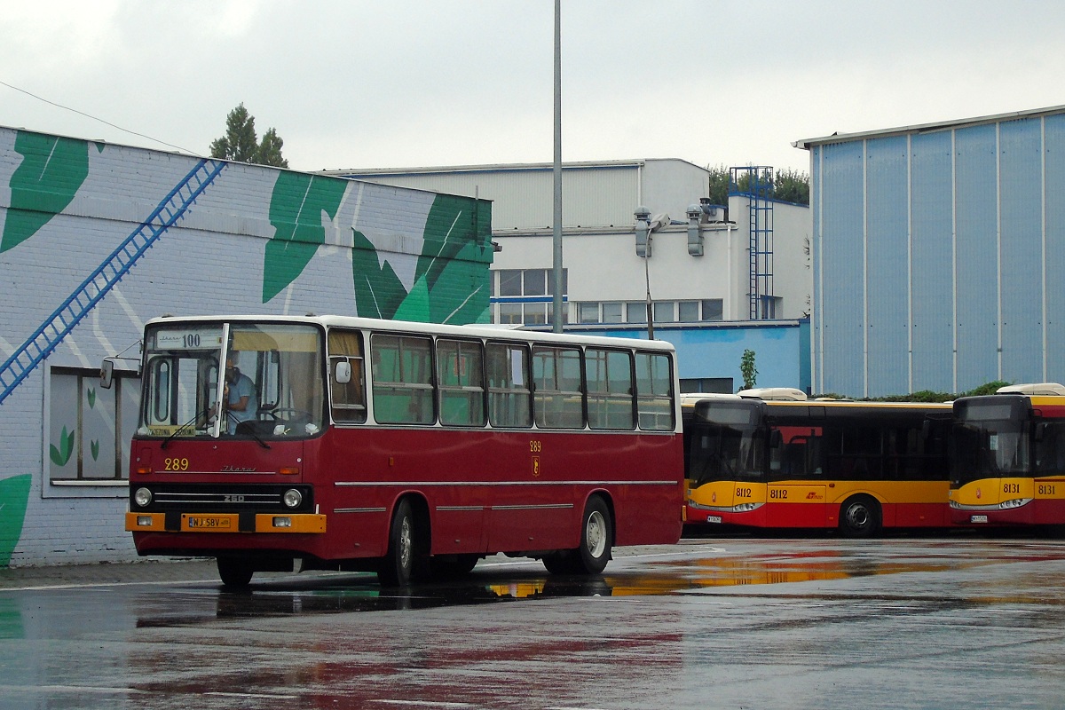 289
Ikarus stoi wystawiony na terenie zajezdni z okazji XVI Dni Transportu Publicznego. Za nim stojÄ Solarisy Urbino 18 o numerach 8112 i 8131. 
Słowa kluczowe: DTP2017 IK260