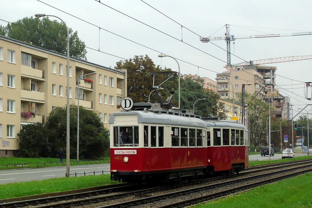 403+1620
Berlinka wraz z doczepÄ N-ki jadÄ w obsĹudze kursu linii D, uruchomionej z okazji XVI Dni Transportu Publicznego w relacji Metro Wilanowska (11:50)-Zajezdnia MokotĂłw (12:04). 
Słowa kluczowe: DTP2017