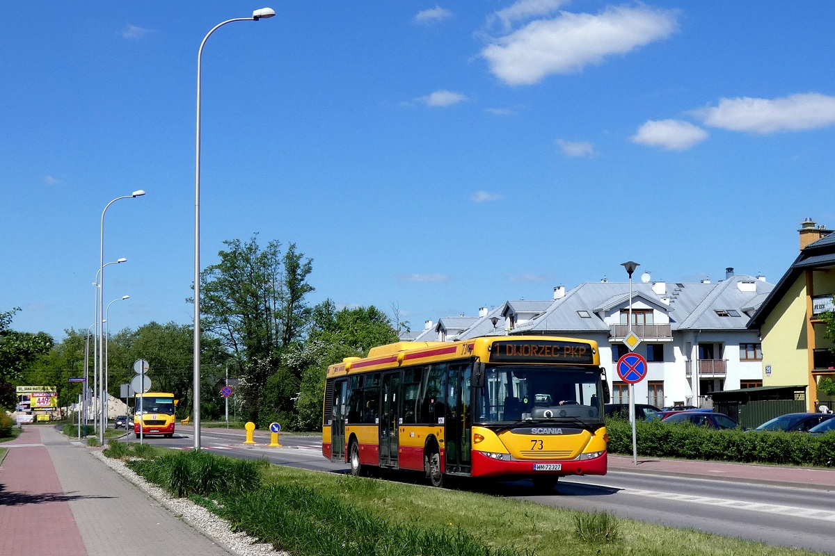 80273 
Scania (ex. A573) jedzie w obsĹudze opĂłĹşnionego o ok. 10 minut kursu "5049" linii numer 1 w relacji Grodzisk Maz. Dw. PKP (12:53)-WĹadkĂłw PÄtla (13:30) p. Grodzisk Maz. Os. Teligi (13:01). Za niÄ jedzie Autosan Solina #70106 w obsĹudze kursu "21" linii numer 7 w relacji Grodzisk Maz. Szpital (12:50)-Grodzisk Maz. Szpital (13:24) p. Grodzisk Maz. Os. Teligi (13:08). 
Słowa kluczowe: DziwadĹo