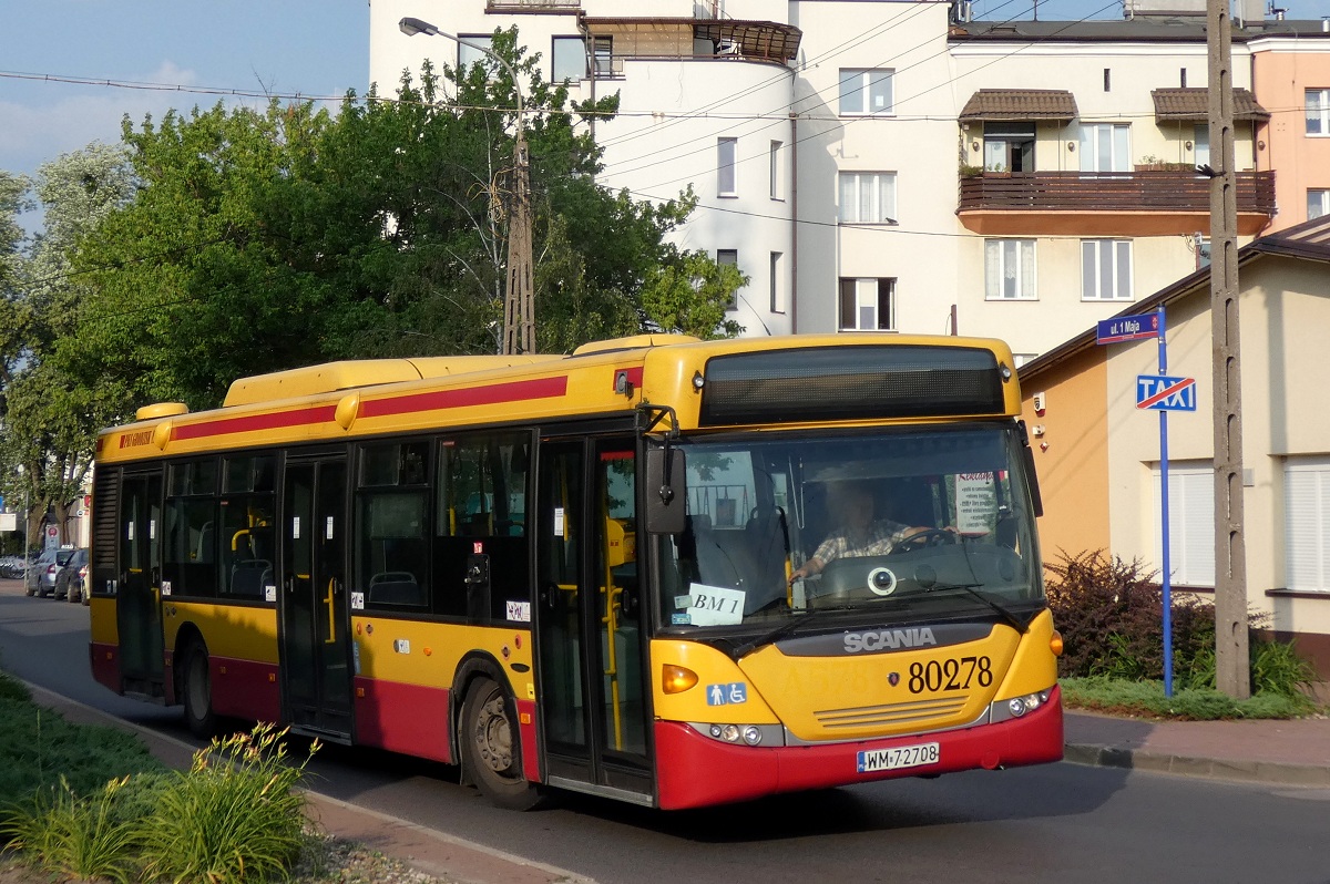 80278 
Scania (ex. A578) w swoim pierwszym dniu kursowania w sieci KM Grodzisk (widoczne sÄ jeszcze kasowniki ZTM i niezaprogramowany wyĹwietlacz) jedzie w obsĹudze kursu "5710" linii przyspieszonej BM w relacji Grodzisk Maz. Dw. PKP (18:15)-MakĂłwka (18:30). 
