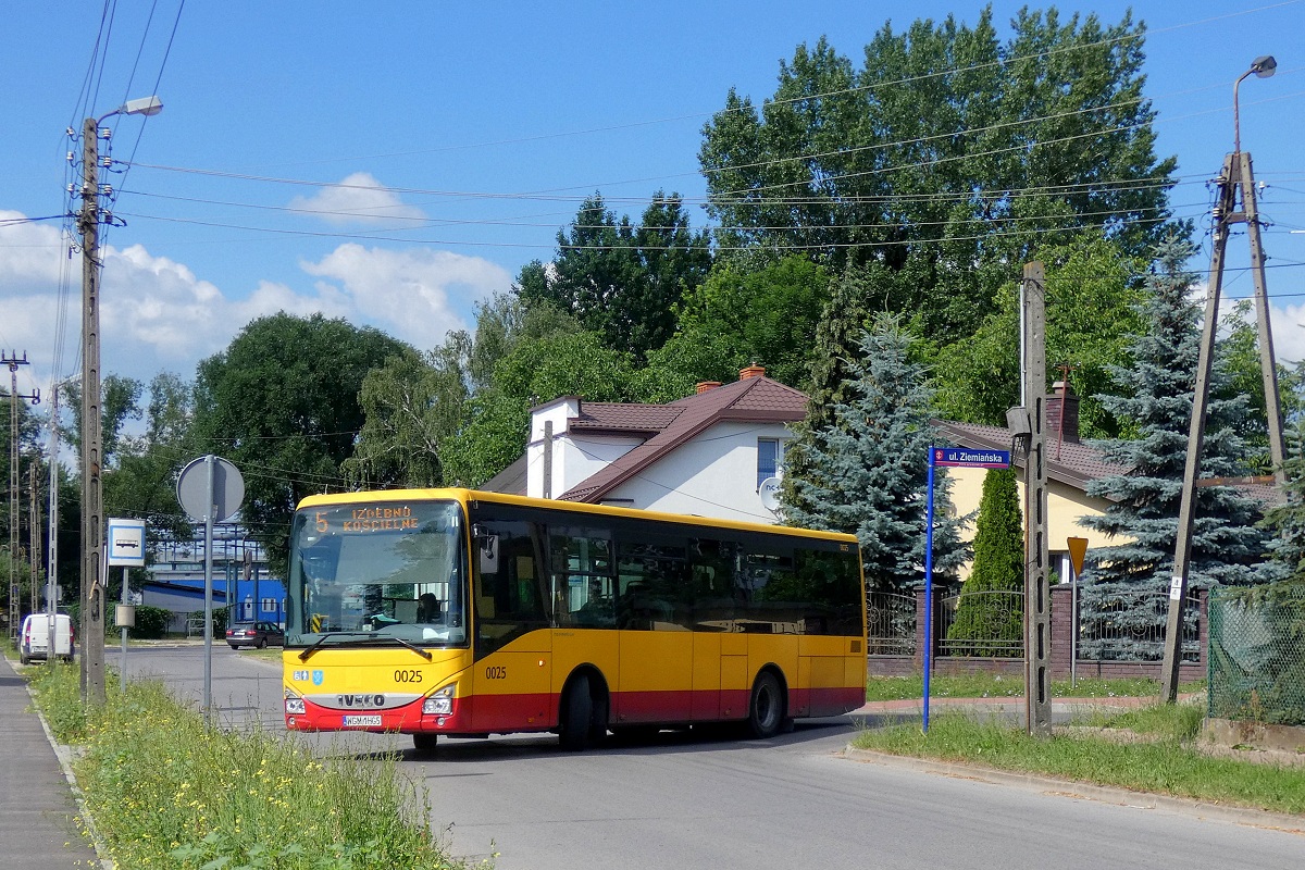 50002 
Crossway (ex. 60025) wyjeĹźdĹźa z ul. ZiemiaĹskiej jadÄc w obsĹudze kursu "5850" linii numer 5 w relacji Grodzisk Maz. Dw. PKP (15:31)-Izdebno PÄtla (16:12). SÄ to ostatnie dni Crosswaya w Grodzisku, niebawem zostanie przemalowany w niebieskie barwy przeznaczone dla linii L w sieci ZTM Warszawa i bÄdzie obsĹugiwaĹ L-ki w Konstancinie. 

