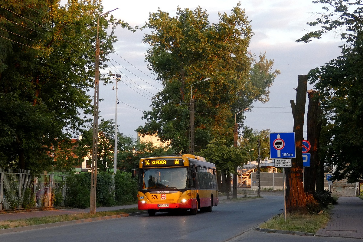 80276
Scania (ex. A576) jedzie w obsĹudze kursu linii numer 14 w relacji Grodzisk Maz. Traugutta KĹadka (20:30)-Grodzisk Maz. Traugutta KĹadka (20:54) p. Natolin Logistyczna (20:37). 
