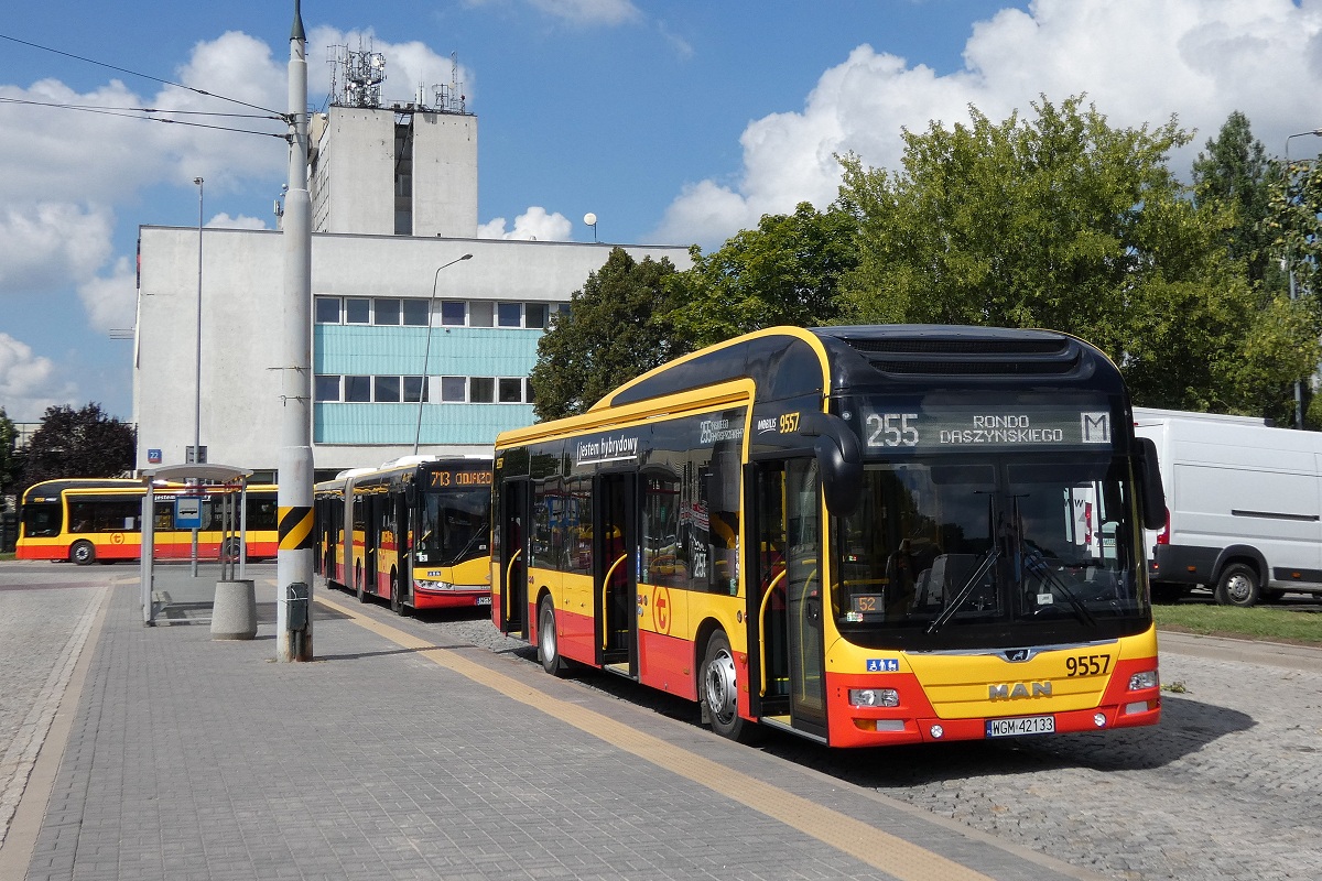 9557
MAN zakoĹczyĹ obsĹugÄ kursu linii numer 255 w relacji Rondo DaszyĹskiego (10:06)-Cm. Wolski (10:19). NastÄpnie pojedzie w obsĹudze kursu linii numer 255 w relacji Cm. Wolski (10:32)-Rondo DaszyĹskiego (10:46). Za nim stoi Solaris Urbino 18 #5232 po zakoĹczonej obsĹudze kursu linii numer 713 w relacji Koprki Agricoop (9:50)-Warszawa Cm. Wolski (10:25). NastÄpnie pojedzie w obsĹudze kursu linii numer 713 w relacji Warszawa Cm. Wolski (10:40)-Koprki Agricoop (11:12). W tle widoczny jest MAN NL253 Lion's City Hybrid #9558 jadÄcy w obsĹudze kursu linii numer 194 w relacji Cm. Wolski (10:31)-PKP GoĹÄbki (11:01). 
