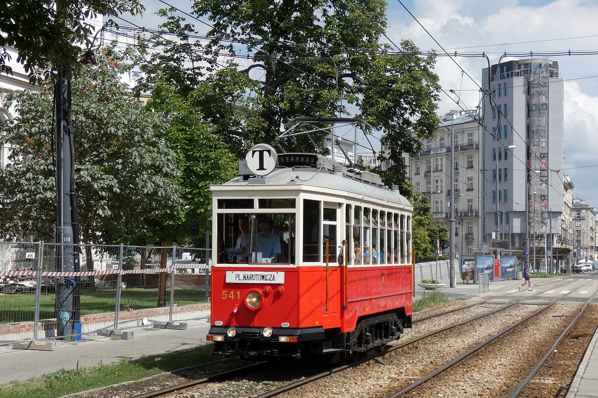 541
Lw #541 jedzie w obsĹudze kursu linii turystycznej T w relacji Pl. Narutowicza (13:00)-Pl. Narutowicza (13:52) p. Dw. WileĹski (13:24). 
