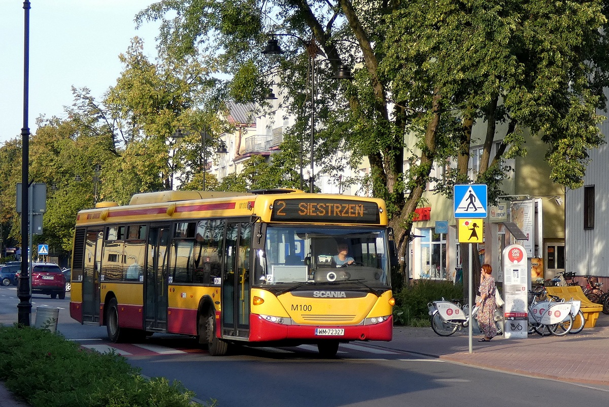 80273 (M100)
Scania wyjeĹźdĹźa z pÄtli przy dworcu PKP jadÄc w obsĹudze kursu "5134" linii numer 2 w relacji MakĂłwka (18:00)-SiestrzeĹ (18:48). Teoretycznie Scania ta powinna obsĹugiwaÄ ZKA na odcinku Ĺwider-Otwock-Ĺwider, w praktyce powrĂłciĹa do macierzy czyli do Grodziska i obsĹugujÄ tutejszÄ komunikacjÄ miejskÄ. 
Słowa kluczowe: DziwadĹo