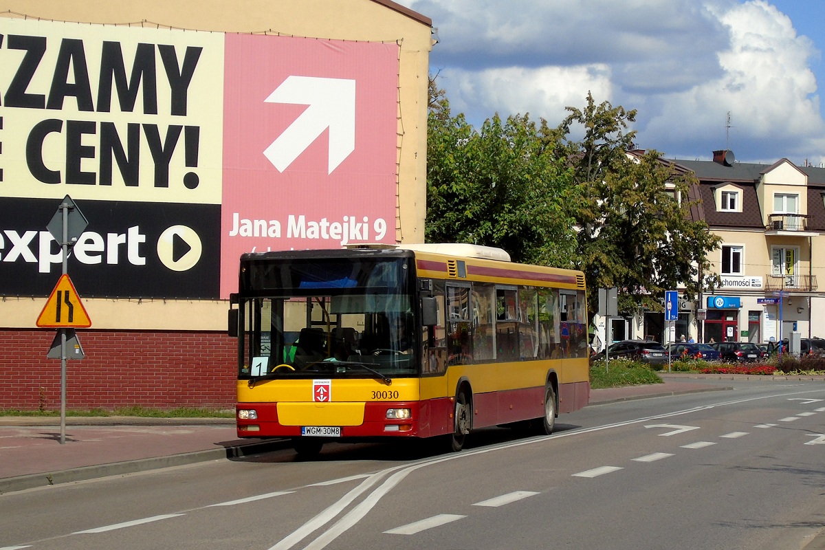 30030
SAM jedzie w obsĹudze kursu "5012" linii numer 1 w relacji Grodzisk Maz. Dw. PKP (14:10)-WĹadkĂłw PÄtla (14:26). 
