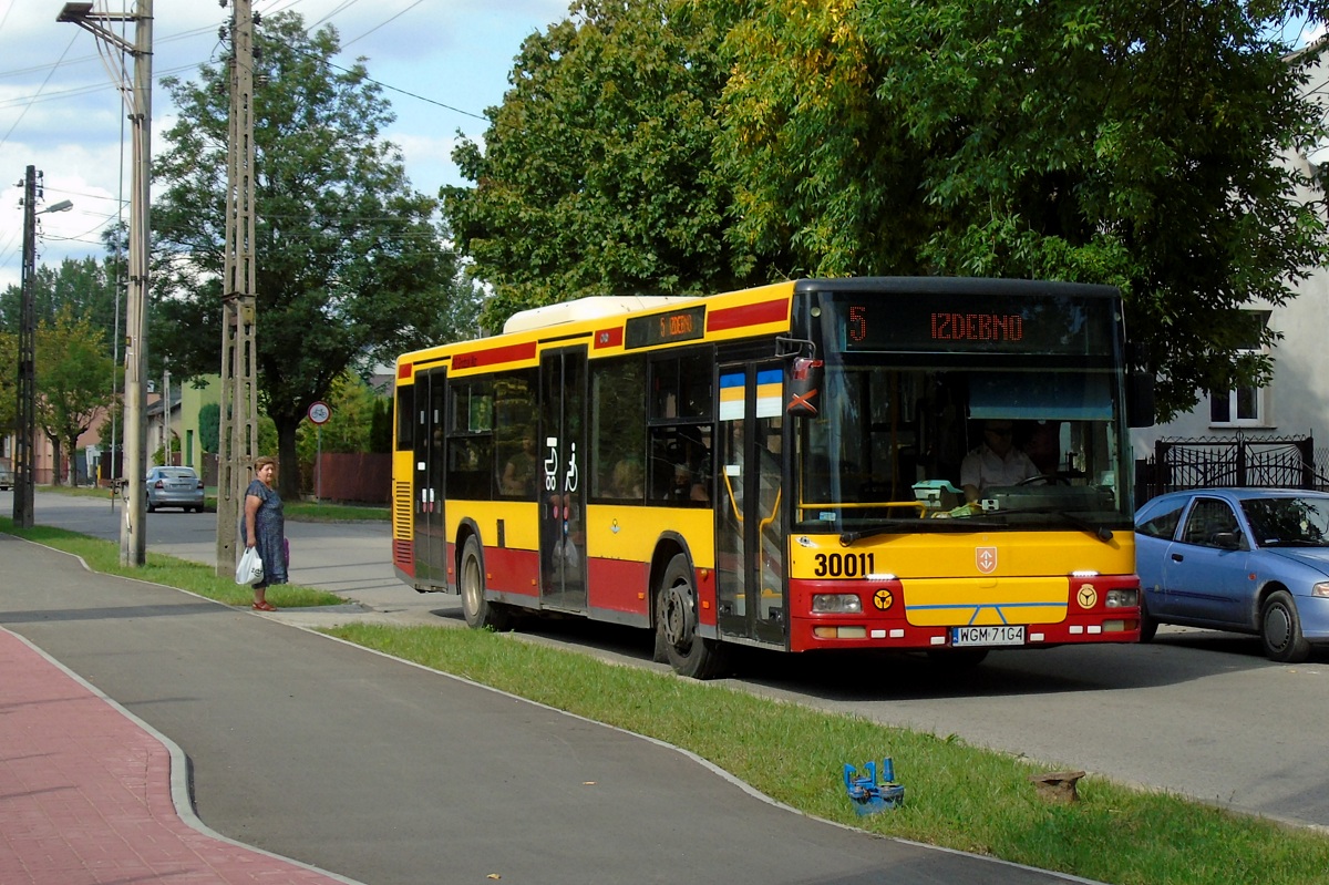 30011
SAM jedzie w obsĹudze kursu "5850" linii numer 5 w relacji Grodzisk Maz. Dw. PKP (15:31)-Izdebno PÄtla (16:12). 

