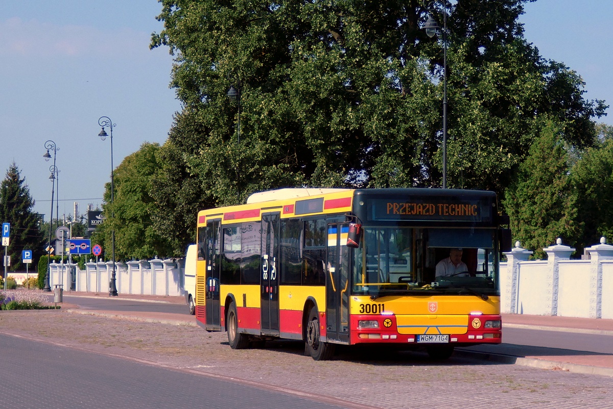 30011
SAM oczekuje na zatrudnienie stojÄc na parkingu obok cmentarza. 
