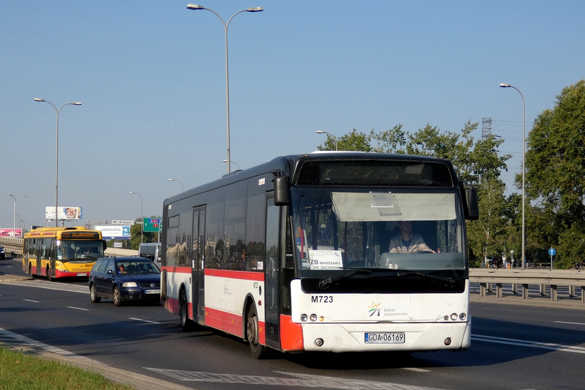 M723
Ambasador jedzie w obsĹudze kursu linii zastÄpczej KM ZB w relacji BrwinĂłw Armii Krajowej (8:06)-Warszawa Dw. Zachodni (8:52). Za nim jedzie Scania #49672 (80282) w obsĹudze kursu linii 717 w relacji PiastĂłw OgiĹskiego (8:25)-Warszawa Dw. Zachodni (8:54). 
W ostatnich dniach linii zastÄpczych Kolei Mazowieckich za pociÄgi na linii grodziskiej, EEC by mĂłc zrealizowaÄ wszystkie zadania ĹciÄgnÄĹo kilka AmbasadorĂłw z linii zastÄpczych za pociÄgi na linii dÄbliĹskiej ktĂłre swoim malowaniem przypominajÄ swĂłj jeszcze poprzedni rodowĂłd, a mianowicie obsĹugÄ linii zastÄpczych za pociÄgi Kolei Wielkopolskich na odcinku Kutno-Konin. 
Słowa kluczowe: DziwadĹo