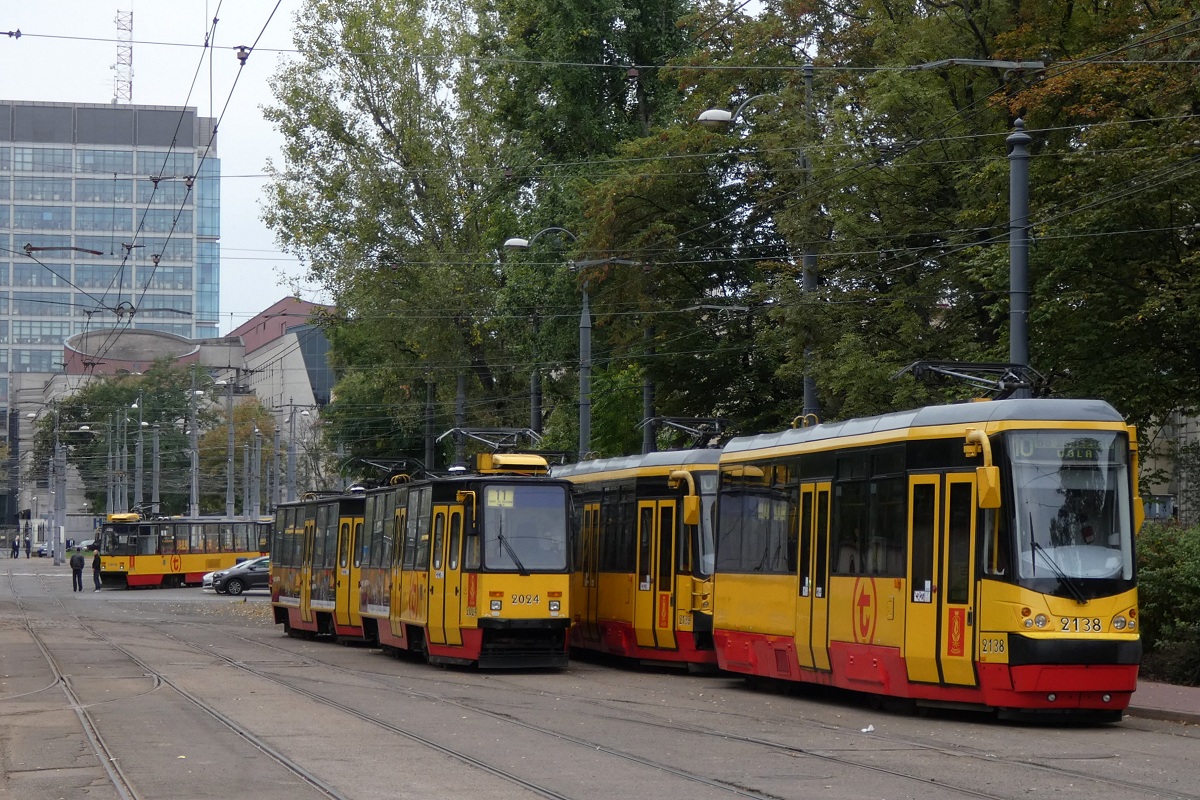 2138+2139
TytuĹowe Hipolity i StopiÄtki #2024+2025 stojÄ na terenie macierzystej zajezdni. W tle widoczne sÄ StopiÄtki o numerach 2048+2049. 
Słowa kluczowe: DTP2018