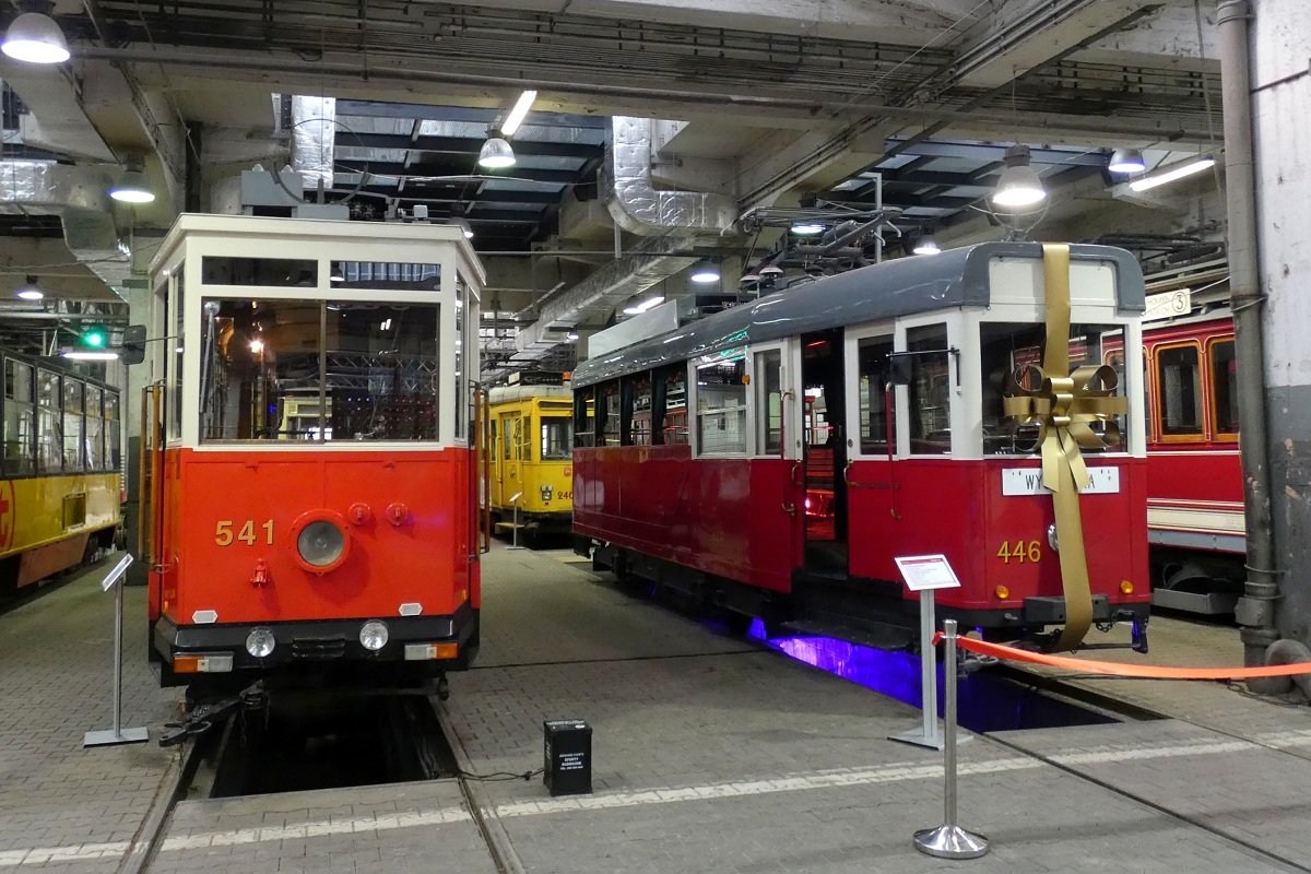 541
Wagony Lw #541 i K #446 stoją wystawione w hali Zakładu Napraw Tramwajów z okazji Dni Transportu Publicznego 2018. 
Słowa kluczowe: DTP2018