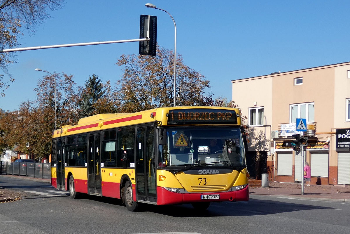 80273
Scania (ex. A573) jedzie w obsĹudze kursu "5026" linii numer 1 w relacji WĹadkĂłw PÄtla (11:25)-Grodzisk Maz. Dw. PKP (12:01) p. Grodzisk Maz. Os. Teligi (11:56). W ostatnim czasie rzÄdek odstawionych VDL ProCity na bazie w Grodzisku stale siÄ powiÄksza, stÄd nawet w weekendy na linie miejskie w Grodzisku muszÄ wyjeĹźdĹźaÄ wozy klasy "maxi". 
Słowa kluczowe: DziwadĹo